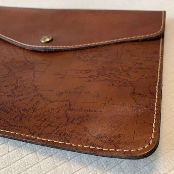 NWT Patricia Nash ‘Venezia Signature World Map’ leather clutch - Picture 7 of 16